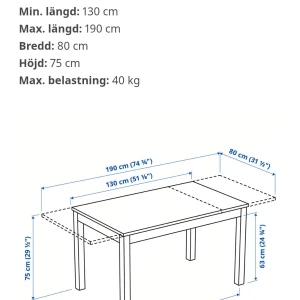 Bord, klaffbord & slagbord - Stilrent vitt klaffbord med justerbar längd 130-190 cm, bredd 80 cm och höjd 75 cm. Perfekt för matplats eller arbetsyta, max belastning 40 kg. Bordet ser ut att vara i mycket gott skick utan synligt slitage.