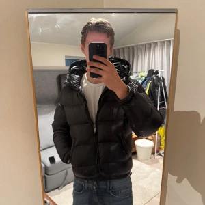 Zara jacka  - Säljer en fin Zara jacka i perfekt skick. Jackan är i storlek S. Den har inga skavanker. Jackan är knappast andvänd. Skriv gärna vid andra funderingar 