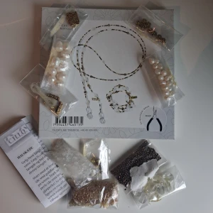 Golden Willow smyckeskit CHIQ - Golden Willow smyckeskit från CHIQ med allt du behöver för att skapa ett halsband och armband. Innehåller sötvattenspärlor, glaspärlor, halvädelstenar, metallpärlor och detaljer i guld och vitt. Instruktioner medföljer för att enkelt designa dina egna smycken.