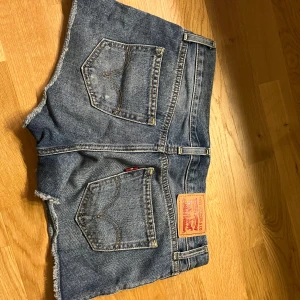 Lågmidjade jeansshorts Levi's - Jättefina Lågmidjade jeansshorts från Levi's som är jättelågmidjade. Köpta från Plick 