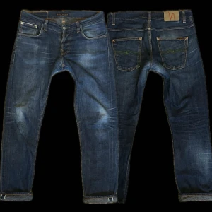 Selvage Nudie jeans - Nudie jeans Grim Tim dry bamboo selvage. Storlek 32/32. Jeansen har lagats i skrevet som man kan se på bild 3, men det är inget som syns när man har på sig dem. Jag är öppen för byten! Hör av er om ni har andra frågor! 