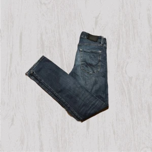 Blå jeans från Jack & Jones 28/32 - Säljer ett par klassiska blå jeans från Jack & Jones i storlek 28/32.  Köpte dom för runt 800-900kr har använt dom 1 gång då jag inte tyckte dom passade mig
