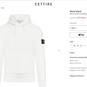 Vit hoodie från Stone Island M - Stone Island Compass Patch Drawstring Hoodie vit - Vit hoodie från Stone Island med klassisk logga på ärmen. Tröjan har huva med snörning, magficka och är tillverkad i mjuk bomull. Perfekt för dig som gillar stilren streetwear och vill ha något som sticker ut med ikonisk detalj.