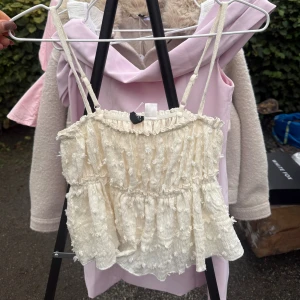 Prickig topp  - Säljer denna sååå söta prickiga topp❤️❤️❤️