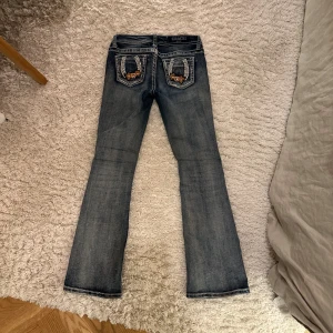 Grace in LA jeans bootcut lågmidagade - Supersnygga lowwaist jeans som är lite y2k/stockholmsstil 😇