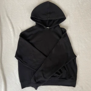 Svart gina hoodie  - Säljer en svart gina hoodie! De två sista bilderna har jag tagit från ginas hemsida 💗Skriv ifall ni är intresserade eller har några frågor!!