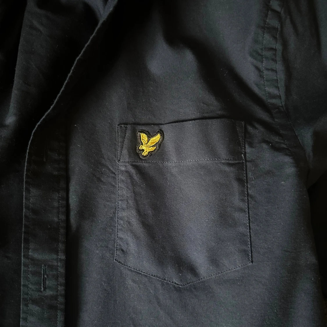 Marinblå skjorta från Lyle & Scott - 1