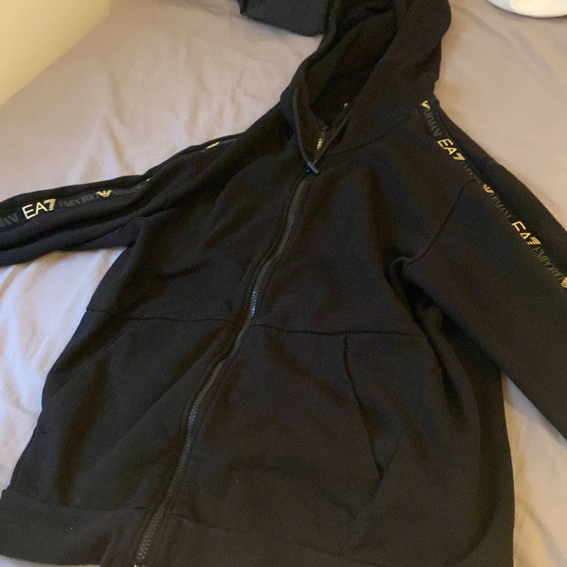 Svart EA7 hoodie med huva