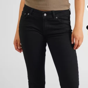 Svart lådmidja bootcut - Säljer dessa svart lådmidjade jeans ifrån junkyard strl S. Dessa är använda endast 1 gång och säljer då de ej satt så bra på mig. Super bra skick & ni får gärna skriva privat ifall det önskas bilder/tydligare passform💕
