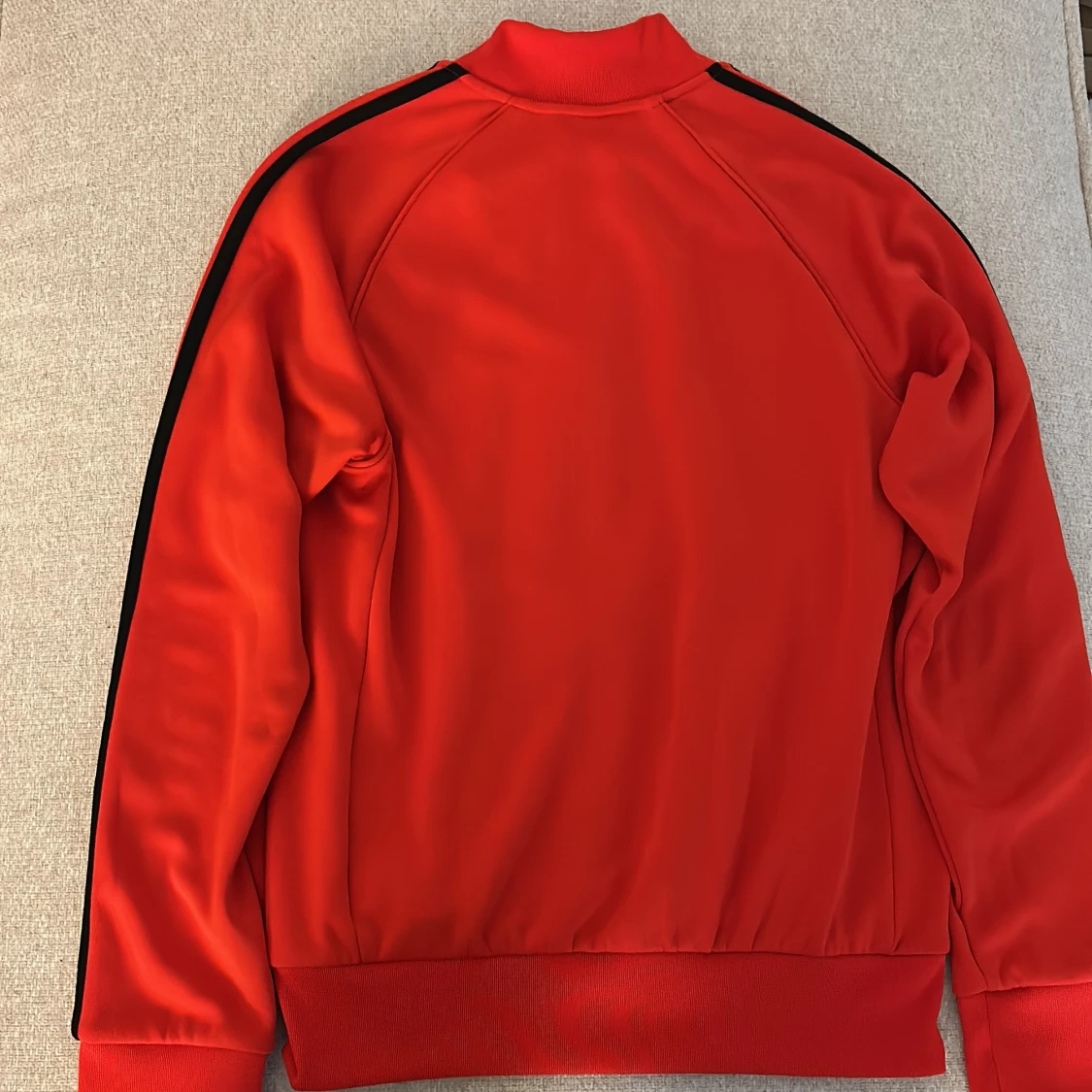 Röd Adidas track jacket med svarta ränder - 2