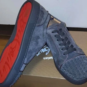 SÖKER Louboutin - Söker Louboutins i mocka och med nitar. Pris bestämmer du 