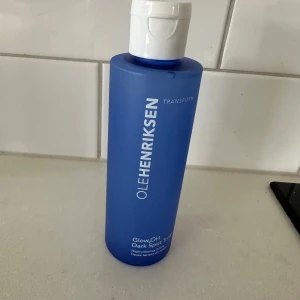 Ole Henriksen GlowOH Dark Spot Toner - GlowOH Dark Spot Toner från Ole Henriksen i en snygg blå plastflaska med vitt lock. Tonern innehåller kraftfulla AHA-syror och är framtagen för att jämna ut hudtonen och reducera mörka fläckar. Perfekt för dig som vill ha glow och fräsch hy. Använd en gång så flaskan är full. 