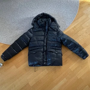 Svart vinterjacka J.Lindeberg - Säljer denna otroligt varma vinterjacka från j.lindeberg då den inte används. Skick cirka 9/10, använd endast några gånger förra året. Storleken är S men funkar även för en m. Modellen heter J.Lindeberg Creek down jacket och kostar 5500 nypris. Skriv för frågor eller fler bilder!
