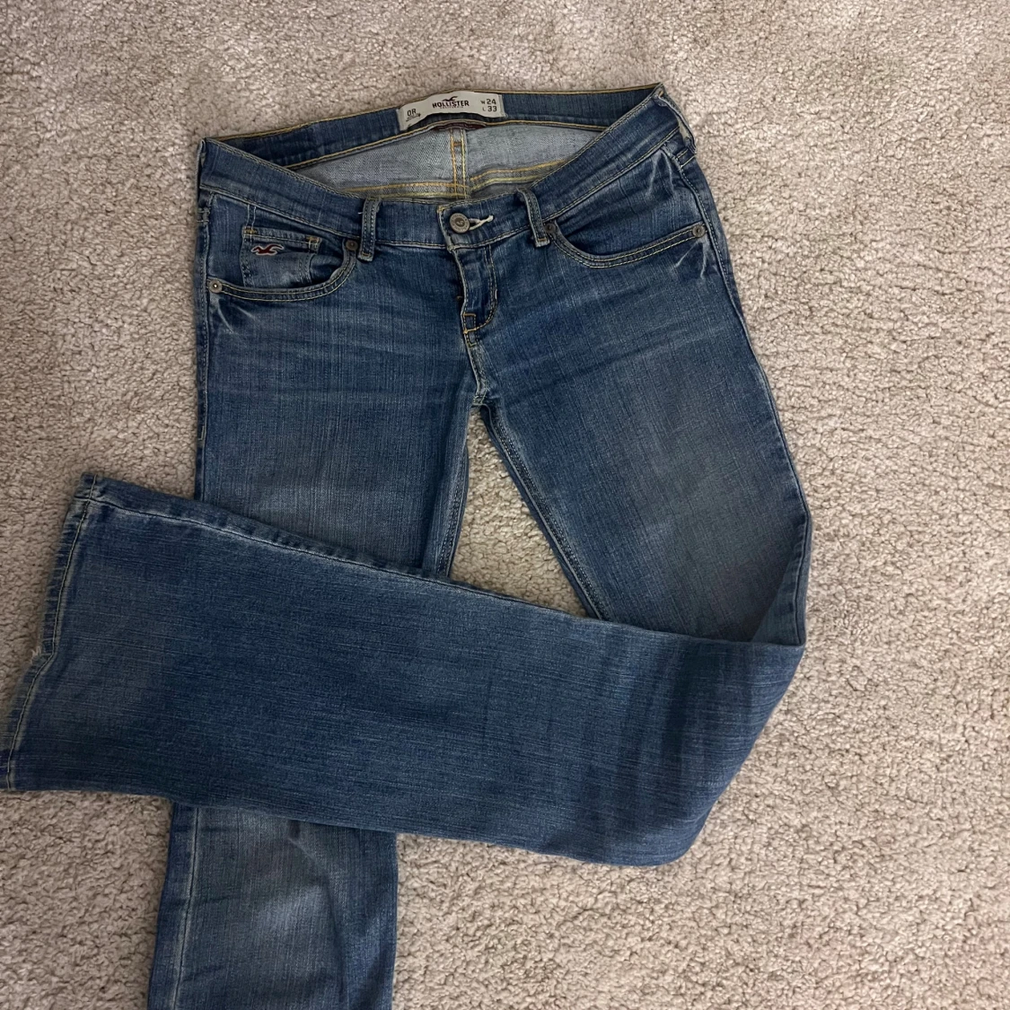 Blå bootcut jeans från Hollister