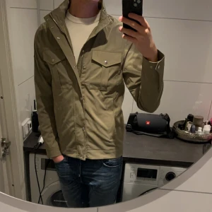 J. Lindeberg bailey jacka (Helt ny med lappar) - Helt oanvänd grön jacka enbart testad för bilderna från J.Lindeberg med lapparna kvar på, skriv gärna o be om fler bilder!