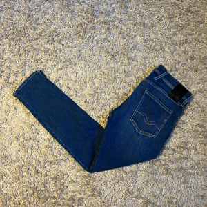 Replay anbass hyperflex jeans i slim passform - Replay anbass hyperflex jeans i slim passform. Mycket bra skick, inga märkvärdiga defekter. Storlek W32. Postas samma dag som köp eller dagen därpå🙌💯