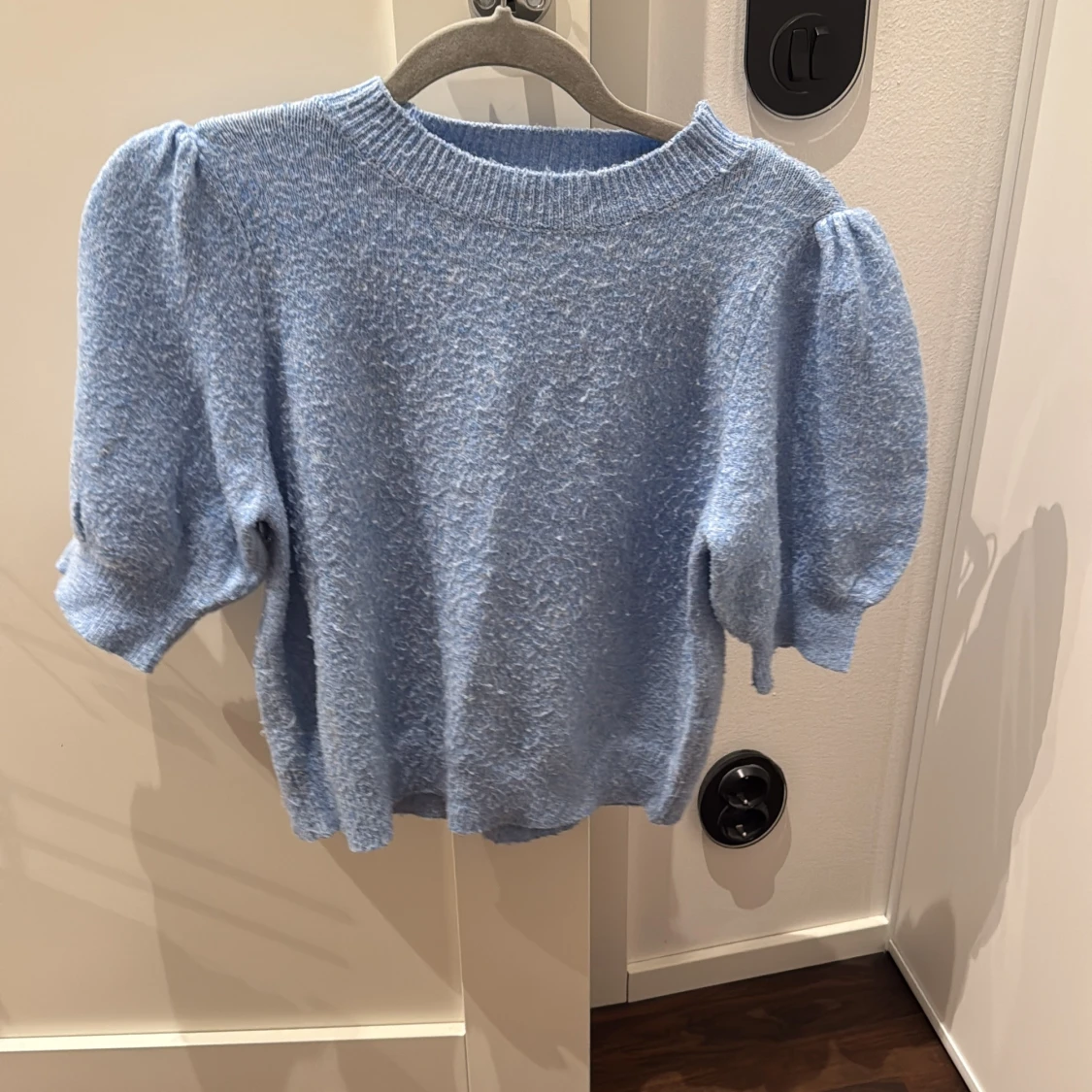 Ljusblå stickad tröja med puffärm