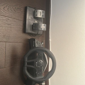 FR-TEC Racing Wheel PS4/PS3 - Ratt och pedalset från FR-TEC för PS4/PS3. Komplett med ratt, pedaler och USB-mottagare. Flera knappar och reglage för realistisk racingkänsla. Synligt i gott skick med mindre bruksspår. Perfekt för bilspel och racingupplevelser hemma.