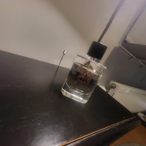 Acqua di Giò Eau de Parfum - Stilren parfym från Giorgio Armani med modern design. Flaskan är märkt med Eau de Parfum och passar dig som vill ha en klassisk och tidlös doft i din samling. Perfekt för dig som gillar ikoniska märken.