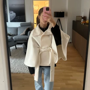 Vit poncho jacka  - Säljer en super snygg vit/kräm vit poncho jacka från Gina Tricot🤩 super snygg till hösten och passa perfekt med ett par jeans!