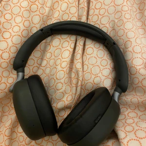 Sudio K2 Pro Over-Ear Wireless Headphones - Sudio K2 pro trådlösa over-ear hörlurar i svart. Bekväma öronkuddar, USB-C laddning och 3,5mm uttag. Hörlurarna är i mycket gott skick utan synligt slitage. Perfekt för musik, samtal och brusreducering. Använt dem bara typ tre gånger, har samma annons på fb