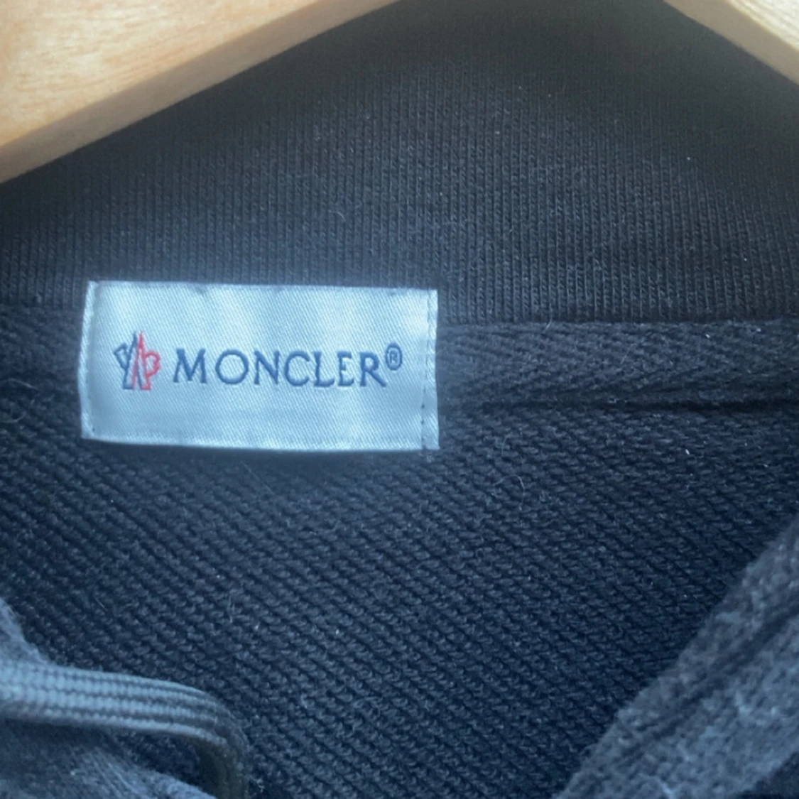 Svart hoodie från Moncler med dragkedja - 1