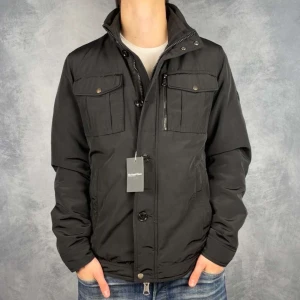 J.lindeberg jacka - Hej säljer nu min fina J.lindeberg fieldjacket i storlek M. Den är i bra skick och kommer vara otroligt snygg nu i höst/vinter. Nypris cirka 3000kr! Vi kommer att sälja liknande produkter så glöm inte följa profilen!🌊🍾