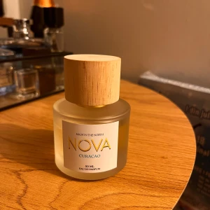 Nova Curacao Eau de Parfum - Stilren parfym från Nova, tillverkad i Norden. Flaskan innehåller 50 ml Eau de Parfum – perfekt storlek för att ta med överallt. Modern design som passar dig som gillar att sticka ut.