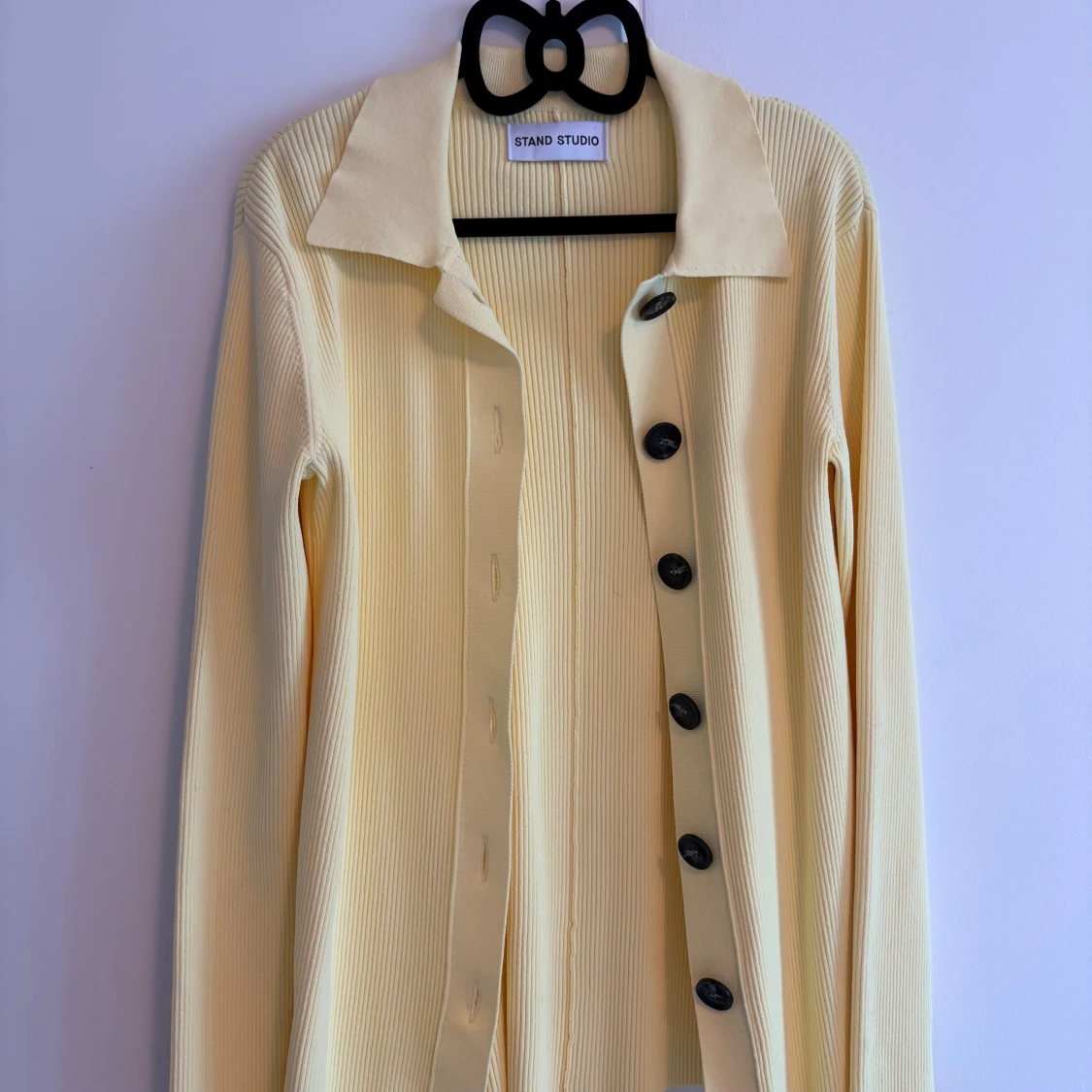 Ljusgul ribbad kofta från Stand Studio