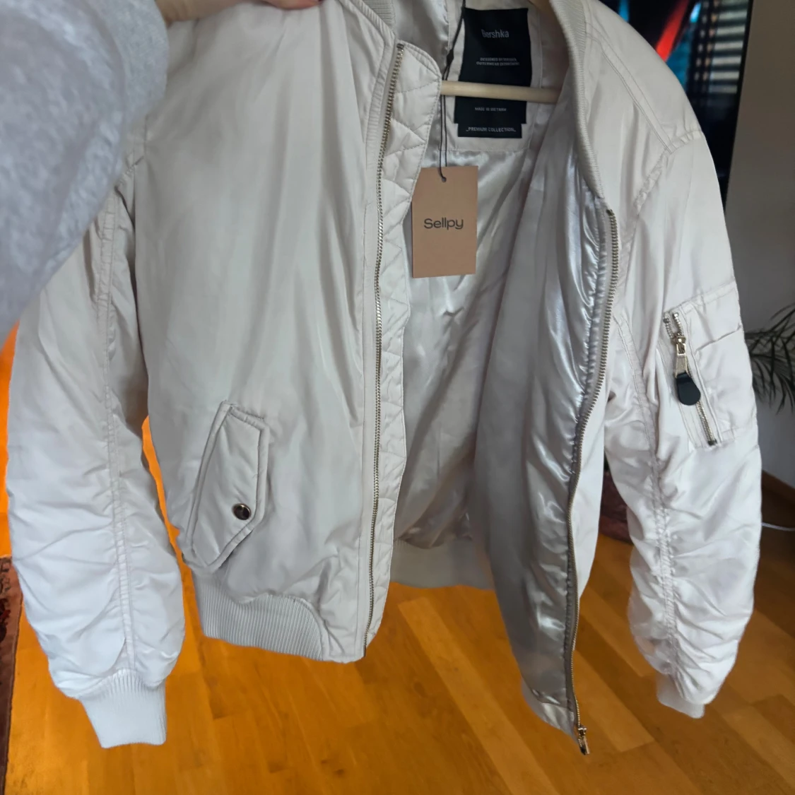 Beige bomberjacka från Bershka