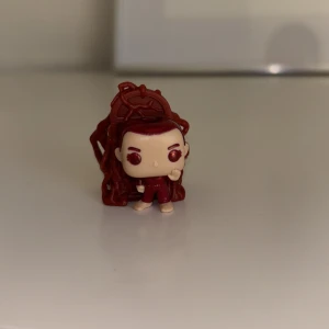 Funko Pop eleven kinder joy - En fin Funko Pop figur i rött, inspirerad av stranger things. Figuren är i gott skick utan synligt slitage eller defekter. Perfekt för samlare eller som dekoration på skrivbordet. De är eleven från the upside down 