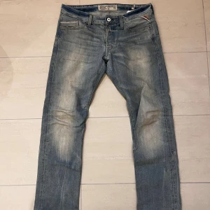 Replay Waitom jeans ljusblå straight - Replay Waitom jeans i ljusblå tvätt med snygga slitningar och klassiska fem fickor🙌. Lite mer rakare passform men håller ändå sig lite mer slim passform. Perfekt för en utekväll med kompisar eller bara till skolan eller jobbet✌️Storlek W31 L34