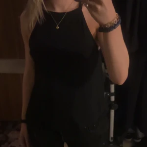 Svart top  - Svart top storlek L