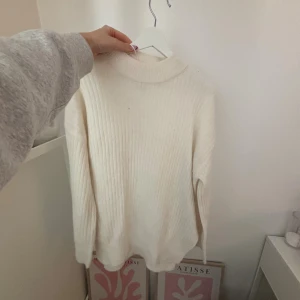 Vit ribbstickad polotröja - Säljer en vit ribbstickad polotröja med hög hals och långa ärmar. Tröjan har en clean och enkel look, perfekt att styla med jeans eller kjol. Mjuk och skön! Pris är diskuterbart 🤍