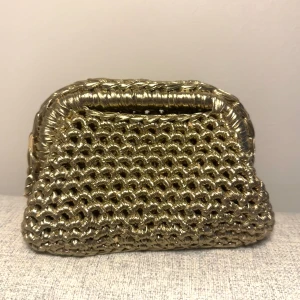 Gold Coast Clutch - 16 cm - Guldig Clutch med handtag. En perfekt liten väska som kan bära allt du behöver ha med dig! Om du vill beställa denna produkt, skriv då till oss genom chatt funktionen 💛