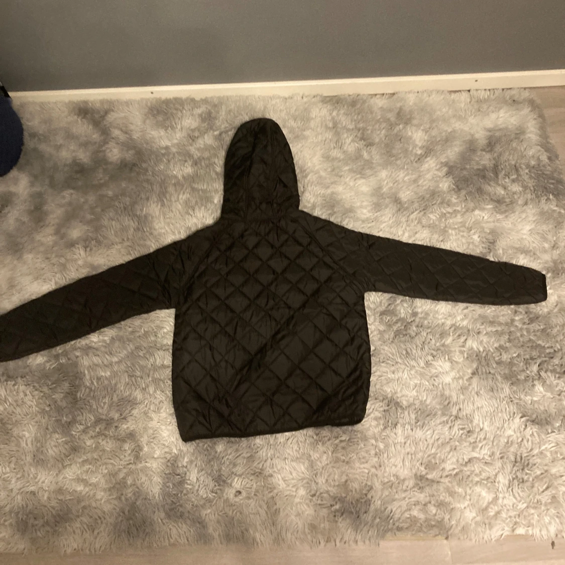 Svart quiltad jacka med huva - 1