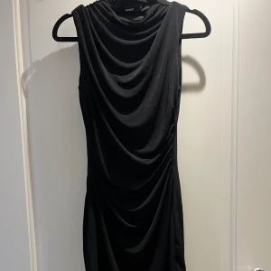 Svart miniklänning från BikBok - Jättefin kort klänning från BikBok som aldrig kommit till användning så den är i nyskick tror jag köpte den för 599 kr men säljer för 230 men pris kan diskuteras 