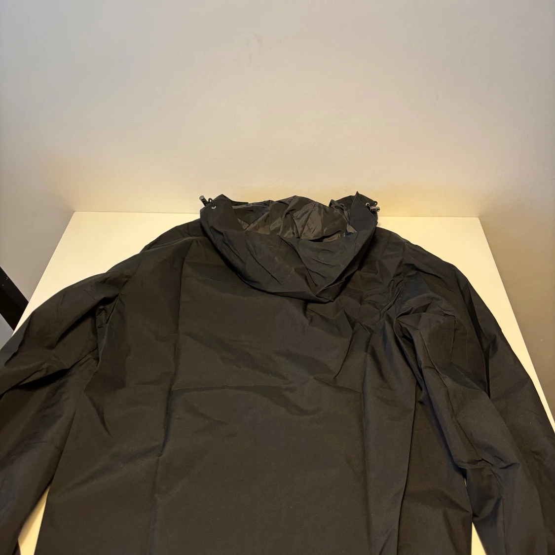 Svart vindjacka med huva - 1