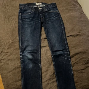 Acne jeans med sjuka fades! - Snygga mörkblå jeans från Acne Studios med sjuka fades!!🤩klassisk femficksdesign och straight passform. Jeansen har kontrastsömmar och subtila slitningar vid knäna för en cool look. Perfekta för dig som gillar stilrena och relaxed byxor.