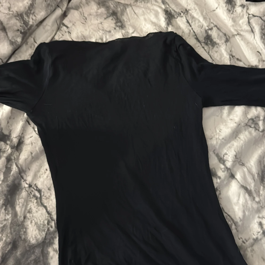 Svart långärmad med spetsdetalj - 1