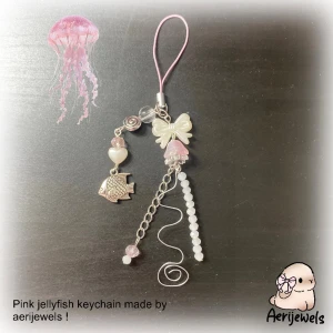 Pink jellyfish keychain - 100% handgjord av mig! Kontakta innan du trycker på köp nu. Man kan köpa igenom köp nu eller Swish (frakten kostar 22kr då)💕  !SNÄLLA TA EJ INSTABOX💕, kan hända att jag inte kan skicka om du väljer instabox