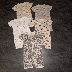 Pyjamaspaket från lindex - 5 stycker kortärmade pyjamaser, generellt i mycket bra skick dock någon som blivit lite dassig i färgen tyvärr. Alla är i storelk 98 och har dragkedja.