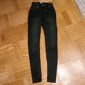 Svarta skinny jeans från 157, XXS - Svarta skinny jeans från 157 i storlek XXS. Jeansen har klassisk femficksdesign, smal passform och normal midja. Materialet är stretchigt och bekvämt, perfekt för dig som gillar en tight look. Snygga att matcha med både hoodies och crop tops.