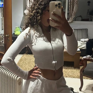 Vita mjukisbyxor med relaxed fit - Säljer ett par vita mjukisbyxor med bred resår i midjan och raka ben. Byxorna är i mjukt bomullsmaterial och har en loose passform som är riktigt skön. Perfekta för chill dagar eller när du vill ha en avslappnad stil.