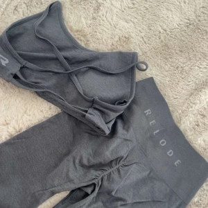 Relode - Säljer detta jätte snygga tränings settet från Relode. Byxorna är från Prime Scrunch kollektionen i färgen granite och sitter väldigt fint på kroppen. Sport toppen är i storlek S och tightsen är i storlek XS.