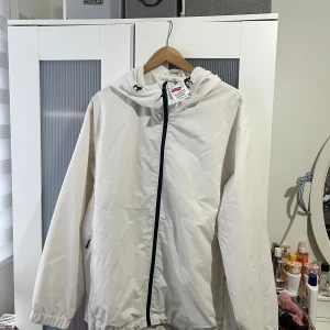 H&M windbreaker /  rain coat / regnjacka / vindjacka - Jätte fin regnjacka från H&M Storlek L på etiketten Helt ny med prislapp Vit färg Skicka meddelande vid några funderingar Kolla gärna även in mina andra annonser