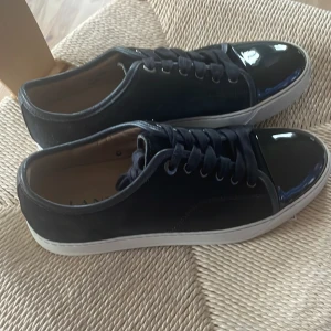 Lanvins - Hej säljer nu dess riktigt snygga lanvins skor storlek 7 ungefär 40/41 skriv pm för mer info. Mvh Gabriel