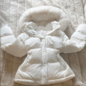 Vit puffer jacka  - Säljer denna snygga puffer jackan från oysho som inte säljs längre. Köpte förra vintern i deras officiella butik i Spanien för 2800kr. Använd bara 2-3 gånger så den är i super bra skick. Säljer då ja har för många jackor. Denna är i storlek S. Pälsen är avtagbar. Man kan ha den med luva utan päls. Super bra nu till vintern. Hör av er vid frågor. Pris kan diskuteras.