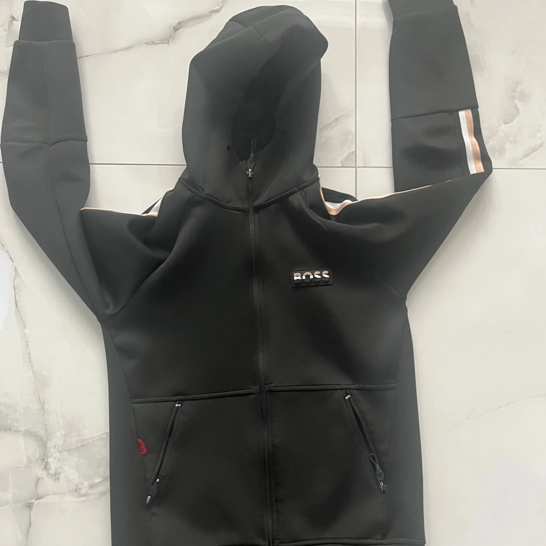 Svart hoodie från BOSS med huva