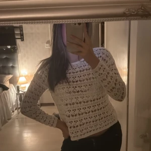 stickad vit långärmad topp - Säljer en vit långärmad i spets och med broderade detaljer. Toppen har ett genombrutet stickad mönster, med en luftig känsla. Passformen är normal och toppen är perfekt för dig som gillar stilrena och allround toppar.